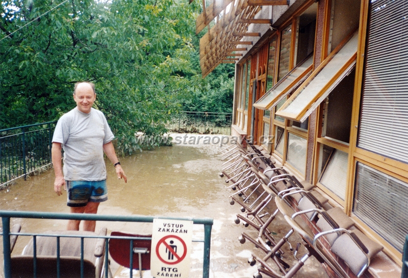 skody1997 (15).jpg - Povodně 1997, škody - MUDr. Laník před svojí ordinaci na Válečkové ulici